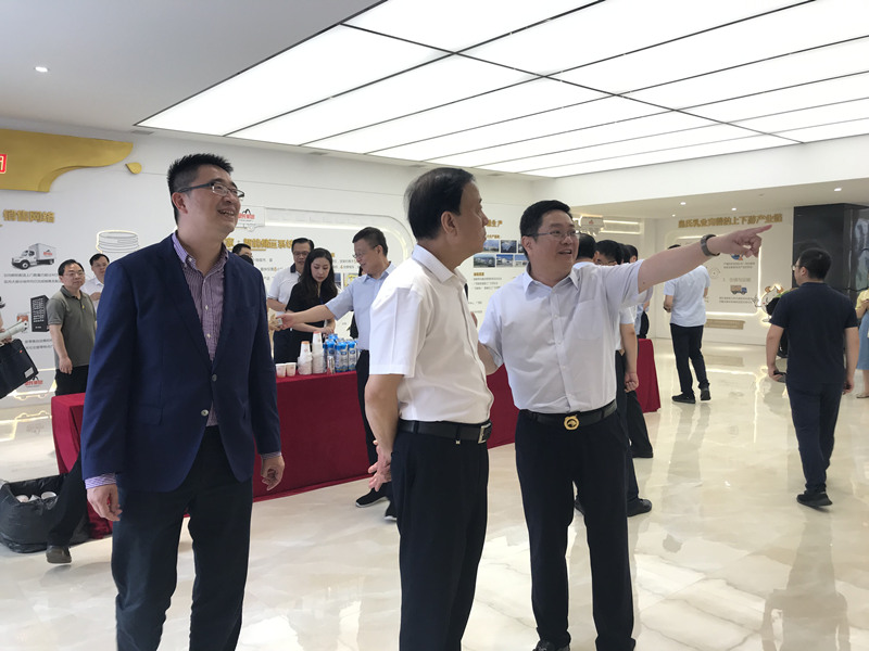 全國人大常委會副委員長、九三學社中央主席武維華蒞臨皇氏集團參觀考察