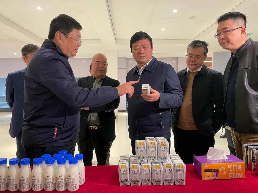 廣西壯族自治區(qū)副主席、黨組成員方春明率調(diào)研組一行蒞臨皇氏集團開展水牛奶產(chǎn)業(yè)深入調(diào)研
