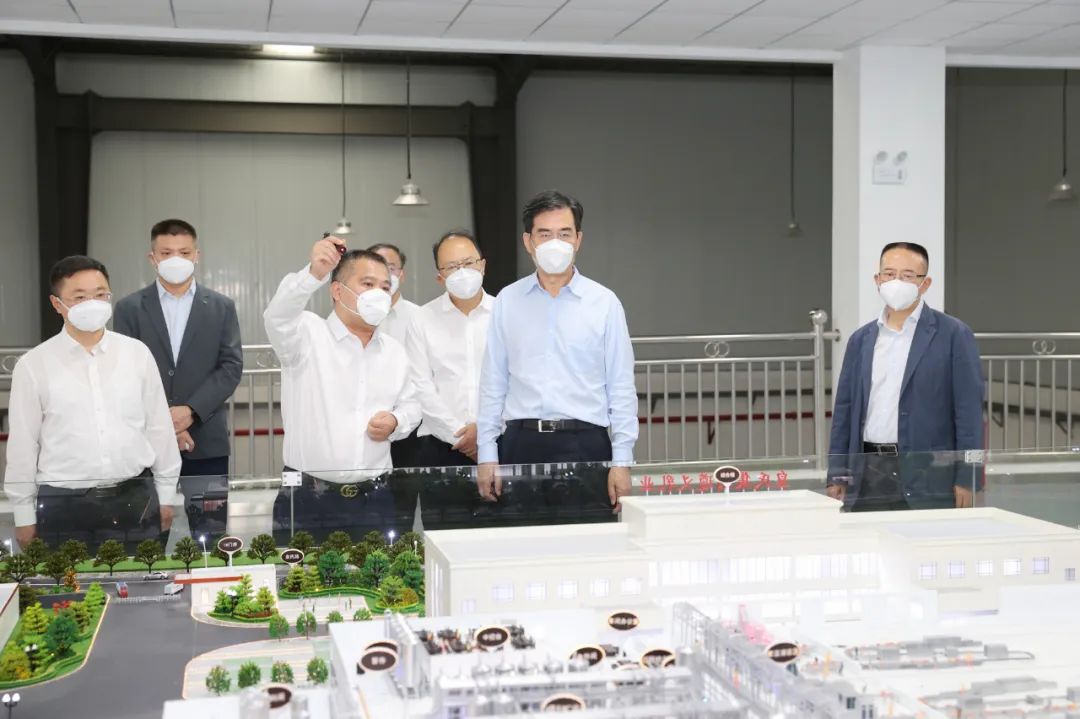 貴州省委副書記、省長李炳軍到皇氏集團(tuán)遵義乳業(yè)有限公司調(diào)研