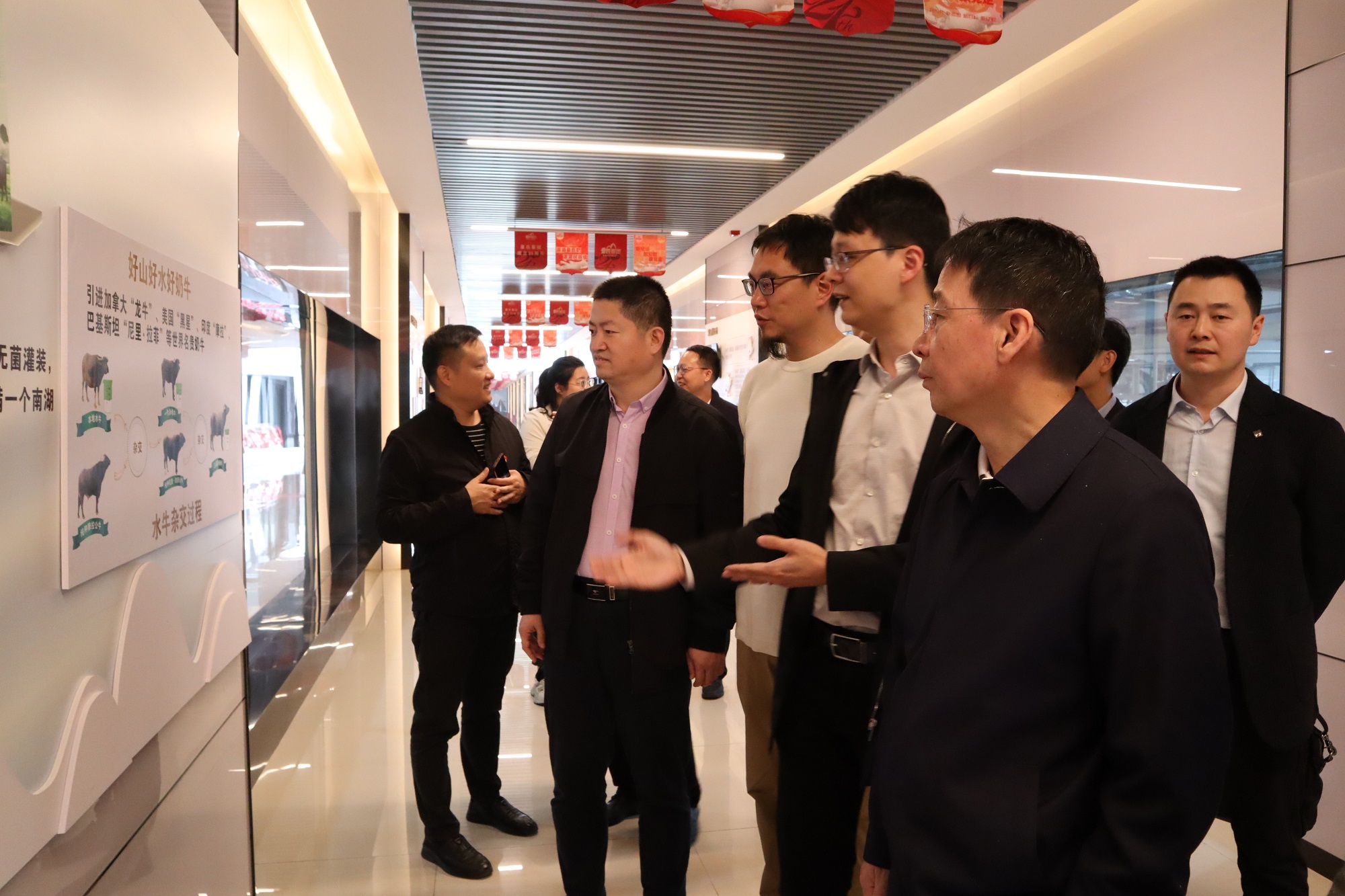 全國(guó)工商聯(lián)黨組成員、副主席楊佑興一行蒞臨皇氏集團(tuán)調(diào)研考察