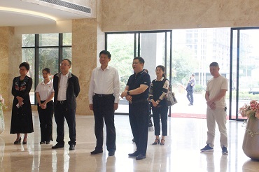2022年11月10日，自治區(qū)政協(xié)副主席、黨組成員費(fèi)志榮蒞臨皇氏集團(tuán)黨支部