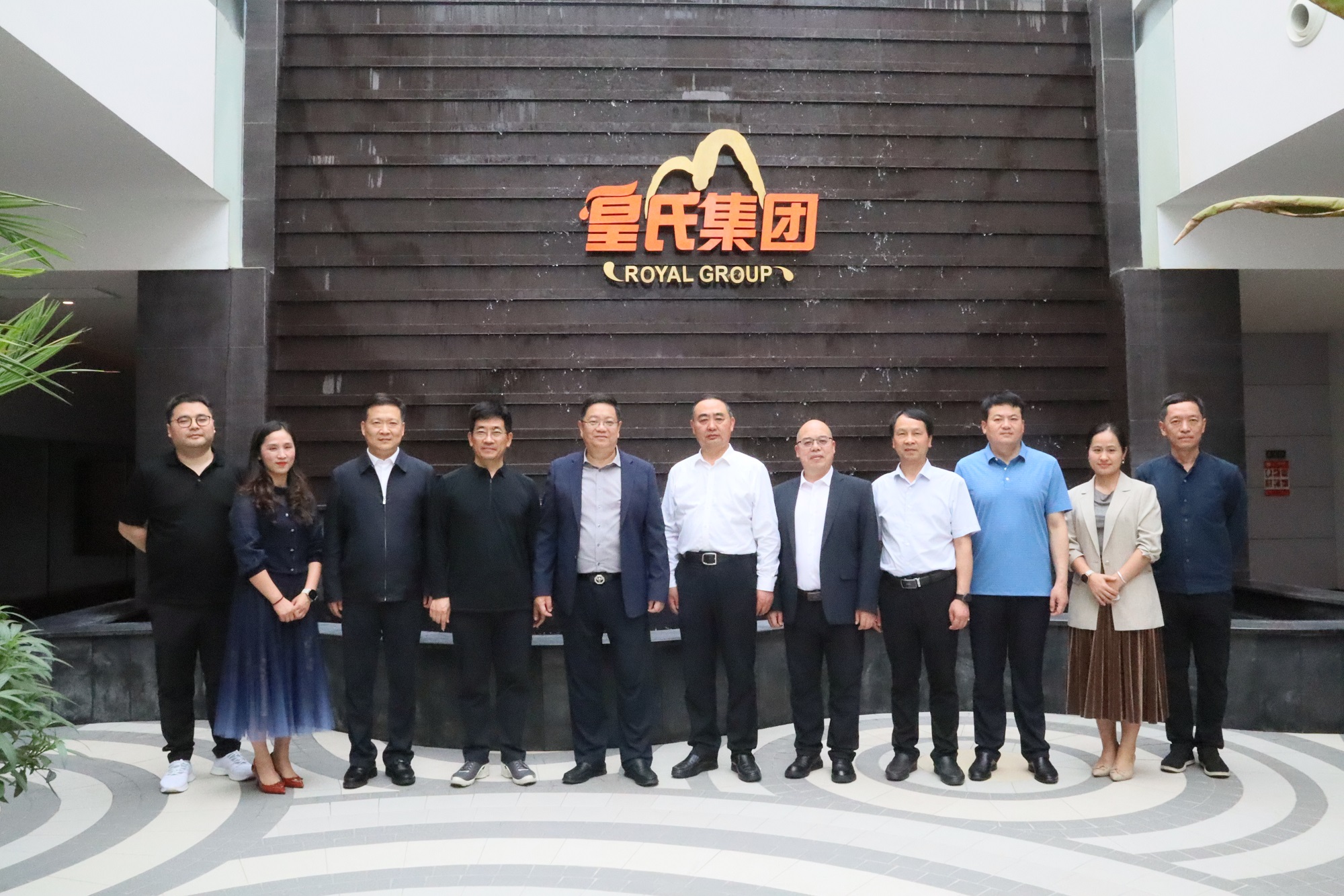 2023年5月14日，阜陽(yáng)市委書記孫正東一行蒞臨皇氏集團(tuán)交流考察