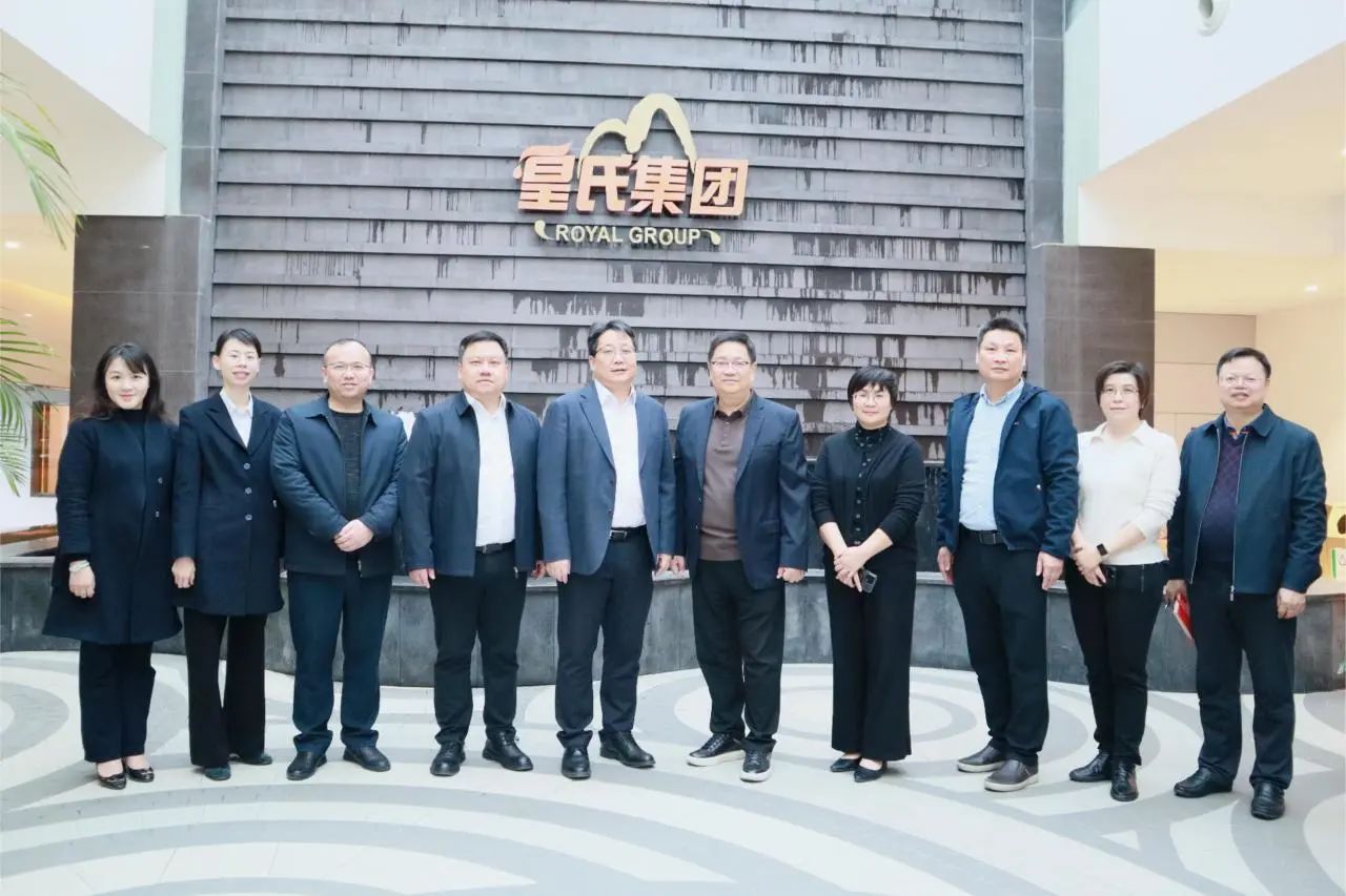 中國銀行廣西區(qū)分行副行長、南寧分行行長曹耀鋒到皇氏集團(tuán)調(diào)研指導(dǎo)